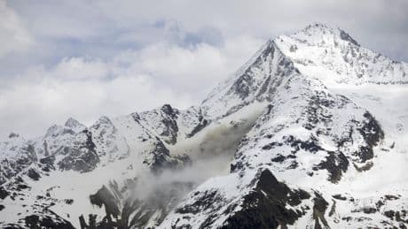Evacuado un pueblo suizo ante un posible alud de un millón de metros cúbicos de rocas