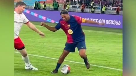 Er zaubert wieder - Ronaldinho treibt Gegner in den Wahnsinn