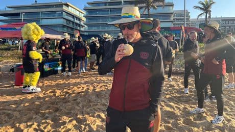 Mit Kokosnuss und Strohhut - So cool startete ten Hag am Strand
