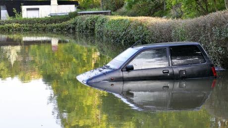 Wasserschaden nach Unwetter: So vermeiden Sie teure Folgen fürs Auto