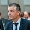 „Die wären durch ein Parteiverbot ja nicht plötzlich weg“: Kanzleramtschef Frei will AfD politisch bekämpfen