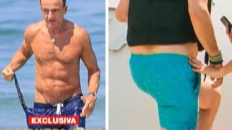Alessandro Lecquio, pillado luciendo abdominales en la playa a sus 65 años