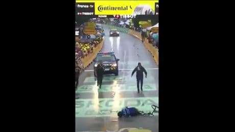 Tour de France, tifoso supera le barriere e invade il traguardo