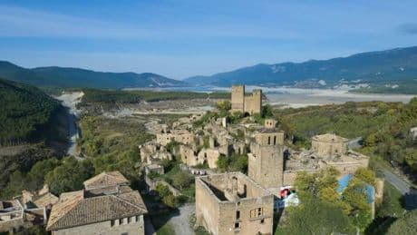 Este pueblo aragonés que abandonaron hace 60 años por un embalse y que ha resurgido como enclave a visitar