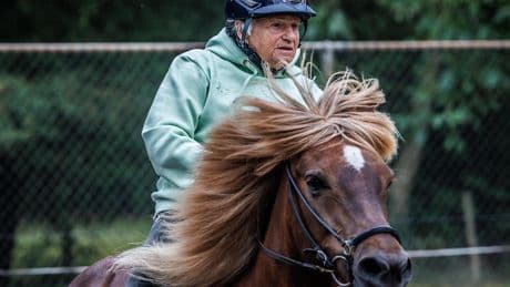 Cora (80) raast met 45 km/u naar het WK paardrijden: ’Mijn kleindochter vindt het spannender dan ik’