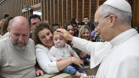 Léon XIV : évangéliser avec les familles, la vision missionnaire du pape