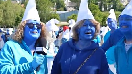 Weltrekordversuch - Mehr als 3000 Leute und alle sind blau