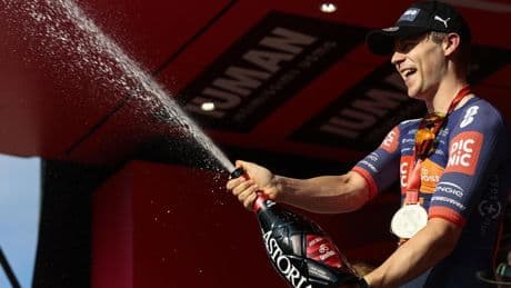 Herbeleef hoe Casper van Uden naar zijn eerste ritzege in de Giro d’Italia sprintte voor Olav Kooij