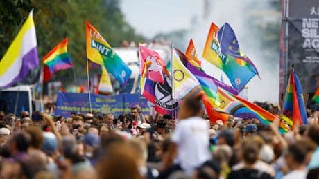 Zehntausende feiern politischen CSD – Mehrere Festnahmen bei rechtsextremer Gegendemo