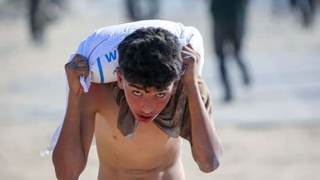 Krieg in Gaza: Chaos bei Verteilung von Lebensmitteln in Gaza