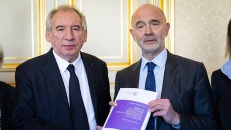 Pierre Moscovici appelle à trouver « un budget dans les temps »