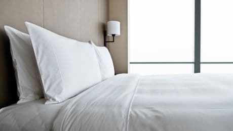 Hat einen bestimmten Grund: Warum Hotel-Bettwäsche fast immer weiß ist