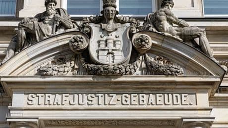 Teenager wegen Vergewaltigung vor Gericht – eines der Opfer rettete sich mit Sprung von Balkon
