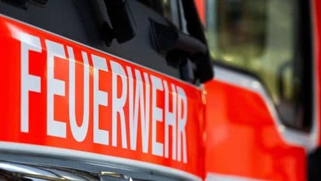 Unfall: Segelflugzeug landet auf Garagendach