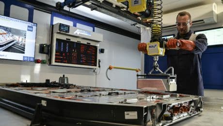 “Sabemos que la mayoría de los fallos de las baterías de los coches eléctricos se pueden solucionar”: un estudio revela que repararlas es más barato y sostenible que reemplazarlas