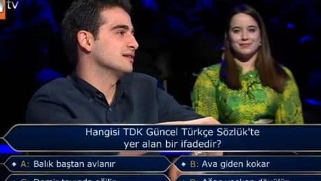 Hangisi TDK Güncel Türkçe Sözlük'te yer alan bir ifadedir? Balık baştan avlanır, Demir tavında eğilir!
