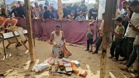 Una multitud de palestinos hambrientos invade el nuevo centro de reparto humanitario en Rafah