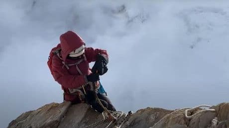 Una alpinista rusa lleva nueve días atrapada a más de 7.200 metros con la pierna rota