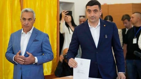 Staatsoberhaupt: Präsidentenwahl in Rumänien: Rechtspopulist sieht sich vorne
