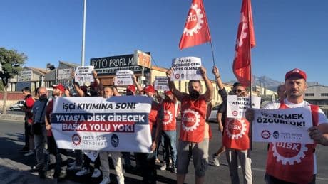 Öziplik İş Sendikası’ndan DİSK Tekstil Sendikası’na geçtikleri için işten atılan Yataş işçilerinden eylem: “Kahrolsun sendika ağaları”