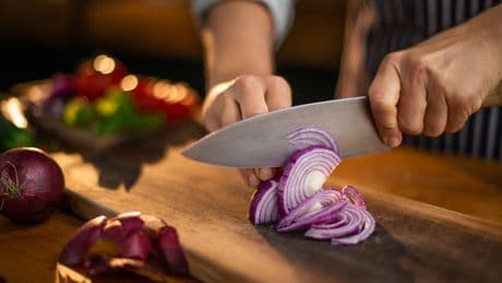 Küchentipp: Drei einfache Tricks verhindern Weinen beim Zwiebelschneiden