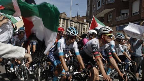 Marc Soler se lleva una etapa 14 de la Vuelta a España paralizada por las protestas por Palestina