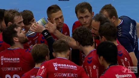 Emotionale Szene - Trainer nimmt Auszeit für den Gegner