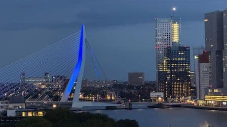 Erasmusbrug kleurt blauw na wekenlange storing
