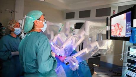 El primer robot de Europa que sólo opera cirugías de urgencias está en España: "Ha venido para quedarse"