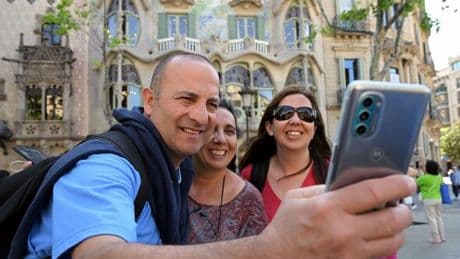 Spain launches fresh tourist crackdown with new ban and £170 fines for 'phone zombies'