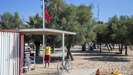 Badalona prohíbe el baño en sus playas durante 48 horas por el vertido del alcantarillado