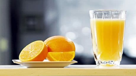 Nicht länger als 2 Stunden! Was viele beim Orangensaft völlig falsch machen