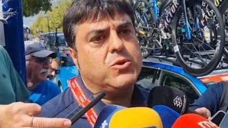 El director del Israel deja la Vuelta y regresa a Navarra tras la aparición de pintadas en su casa