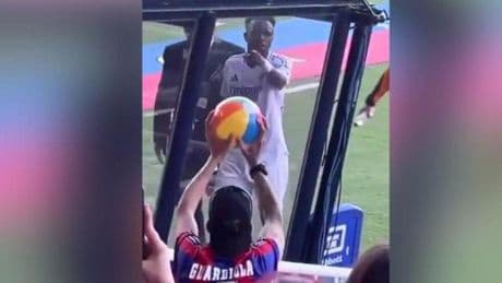 Las redes, 'a fuego': el enganchón de Vinicius con un culé que le enseña un balón de playa