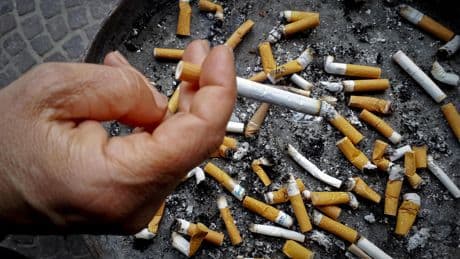 Stangata europea sul tabacco: in arrivo aumenti record per le sigarette (anche elettroniche)