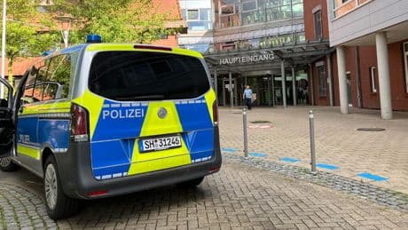 Täter auf der Flucht! - 2 Klinik-Mitarbeiter vor Krankenhaus angegriffen