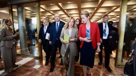 I volenterosi riuniti sentono Trump. La linea di Meloni: no all'invio di truppe