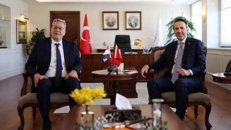 Bakan Bayraktar duyurdu! Enerjide yeni dönem... Türkiye ile Mısır arasında Stratejik FSRU Anlaşması