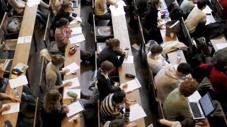 Pour les diplômés des grandes écoles, une entrée sur le marché du travail moins aisée