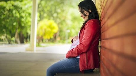 Madre incinta si vede negare le cure perché non è sposata, il medico: «Cerchi assistenza altrove»
