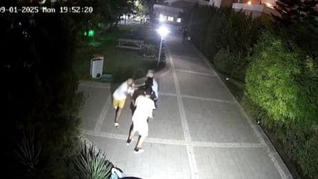 Adana'da pes dedirten görüntü! 13 yaşındaki çocuğu site ortasında dövdü
