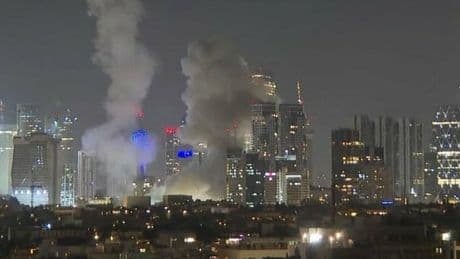 Iran, il contrattacco a Israele: notte da incubo a Tel Aviv, morta una donna. I razzi "bucano" l'Iron Dome. Gli Usa contribuiscono all?abbattimento