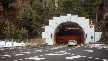 Un accidente entre tres vehículos obliga a cortar el Túnel del Cadí en ambos sentidos