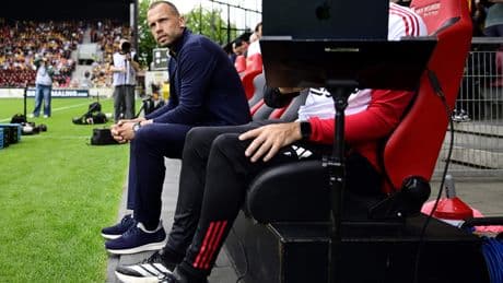 Ergernis bij ’schavende’ John Heitinga over tegengoals Ajax: ’Dat wil je niet zien als trainer’