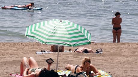La 'trinidad' del turismo toca techo: las llegadas de británicos, alemanes y franceses caen por primera vez desde la pandemia