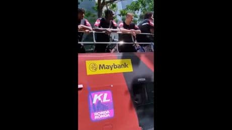 Weltklub ausgelacht - Fans spotten über Peinlich-Parade