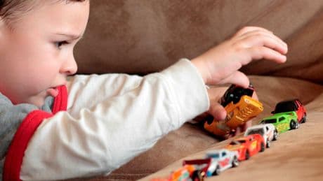 Mon enfant développe des petites manies, dois-je m’inquiéter ? L’avis d’un pédopsychiatre