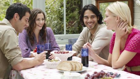 Avoir des amis, une vie sociale active, le facteur de longévité à cultiver… dès cet été !
