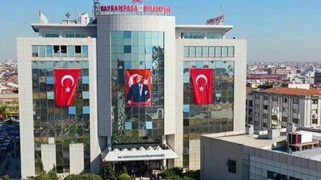 Bayrampaşa'da belediye karıştı: AKP'liler salonu terk etti