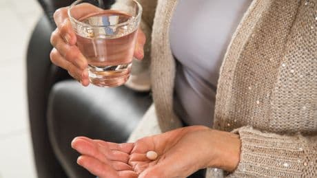 Schneller schmerzfrei: So wirken Ibuprofen, Paracetamol & Co. besser